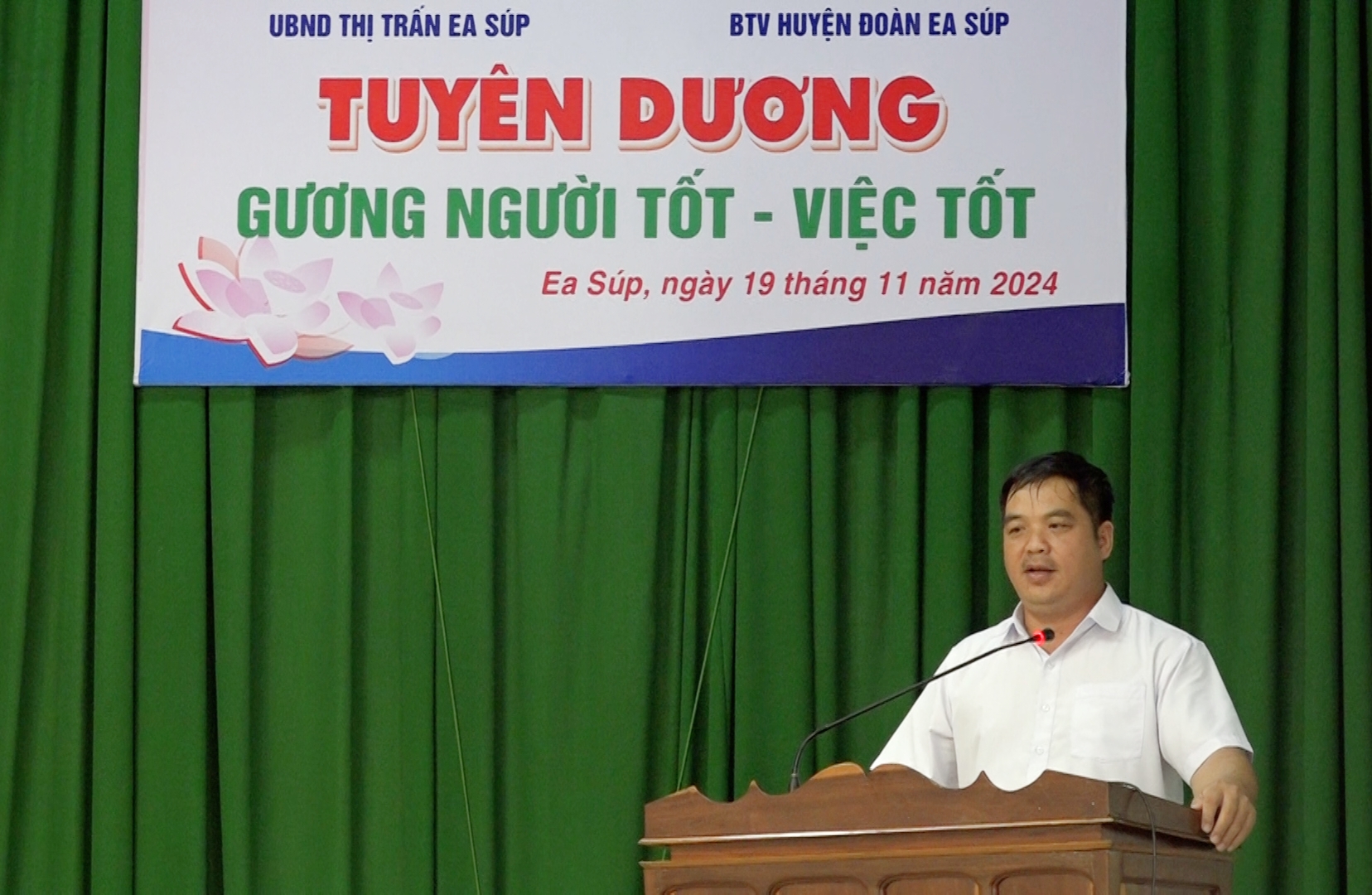 ong nguyên phước  đức  biểu dương 2 em...